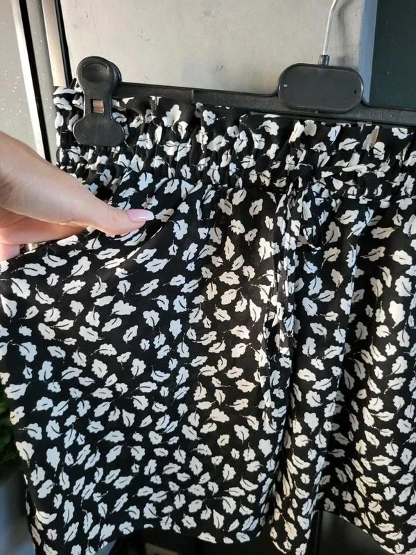 Short com estampa de folhas hastes douradas, cintura elástica – photo 3